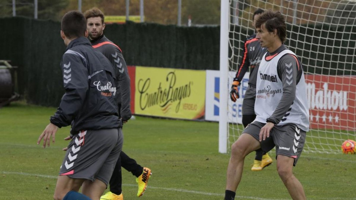 Rubio otea el horizonte para efectuar un pase durante el entrenamiento de ayer-Balcaza