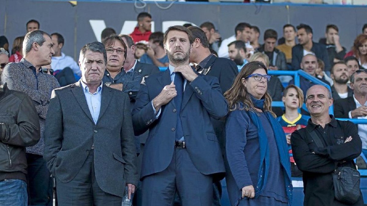 Carlos Suárez se aprieta ayer el nudo de la corbata en el palco del estadio de Palamós.-LOF