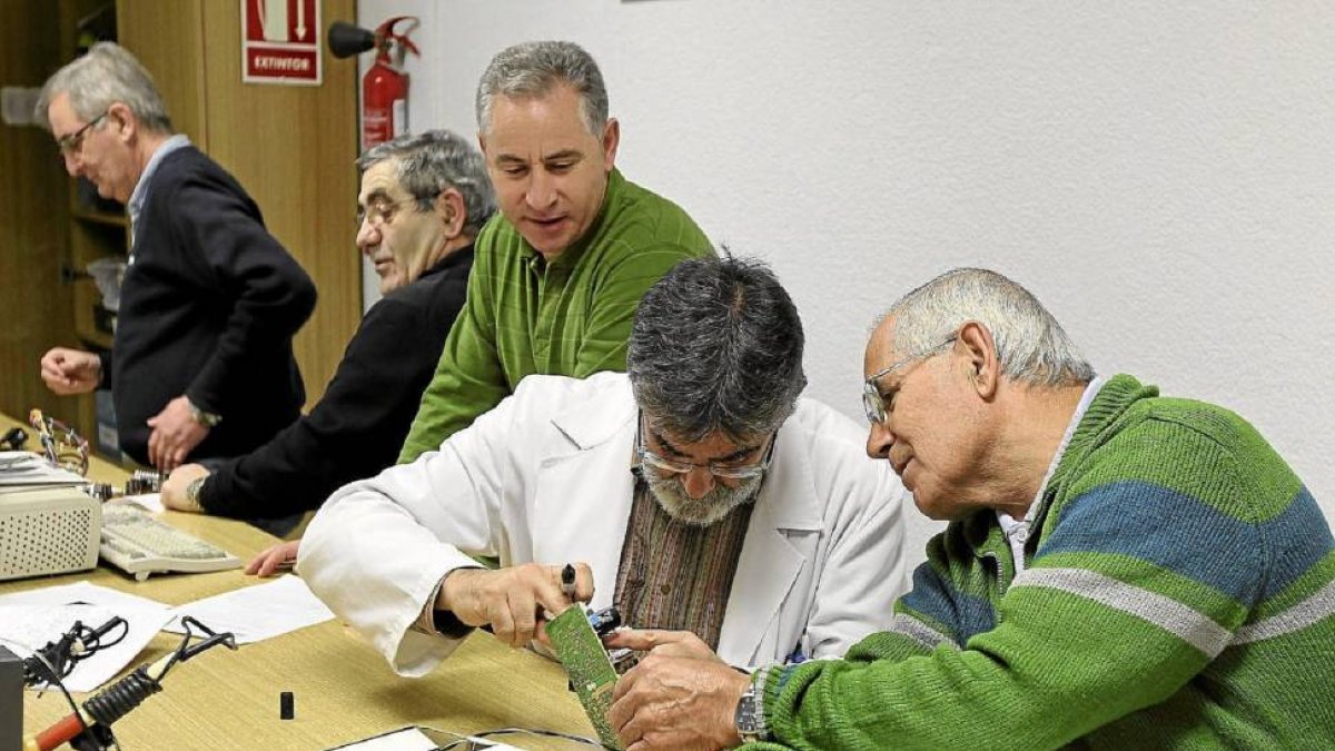 Alumnos del programa de Educación para Adultos durante una clase de electrónica.-J.M. Lostau