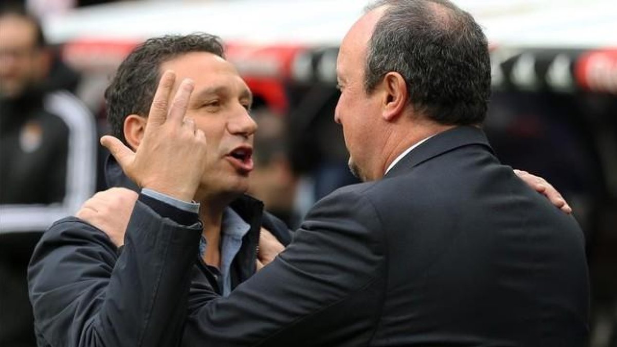 Eusebio y Benítez hablan en el partido del Bernabéu.-AFP / CÉSAR MANSO