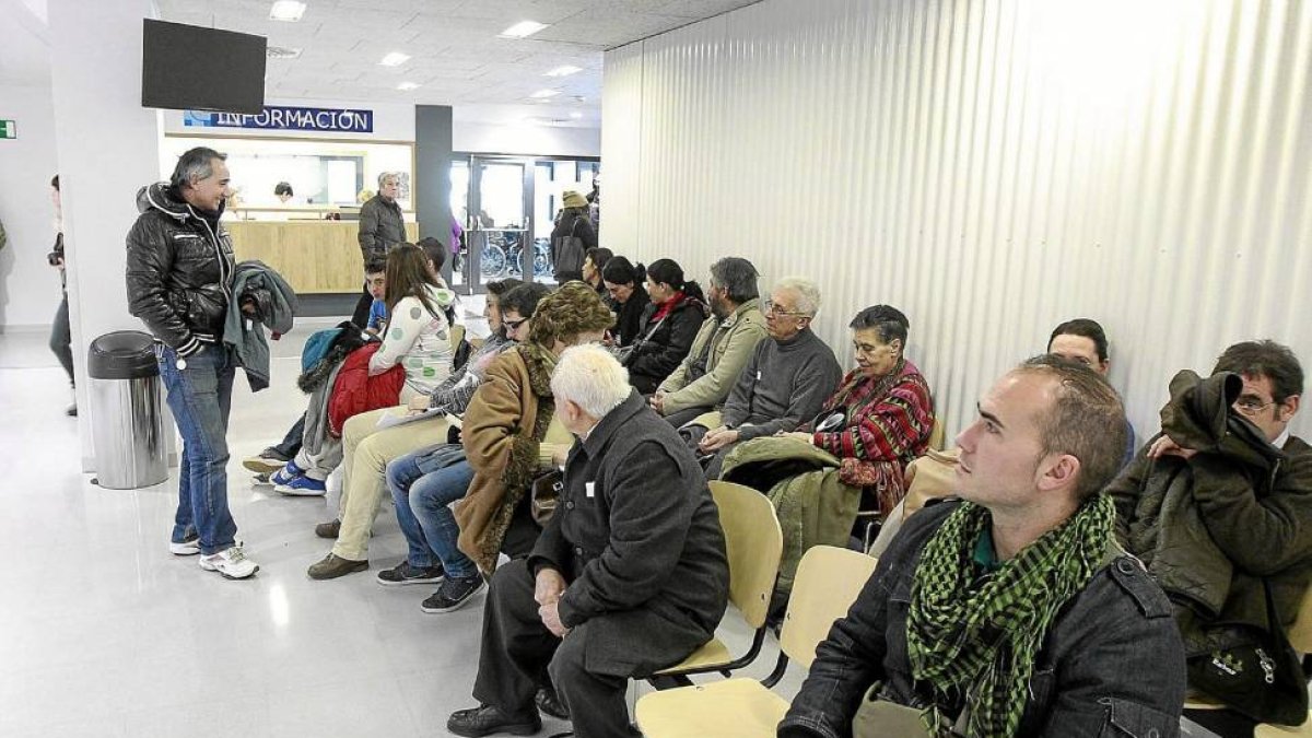 Los pacientes aguardan su turno en una sala de espera de los nuevos servicios de Urgencias del Hospital Clínico-J.M.Lostau