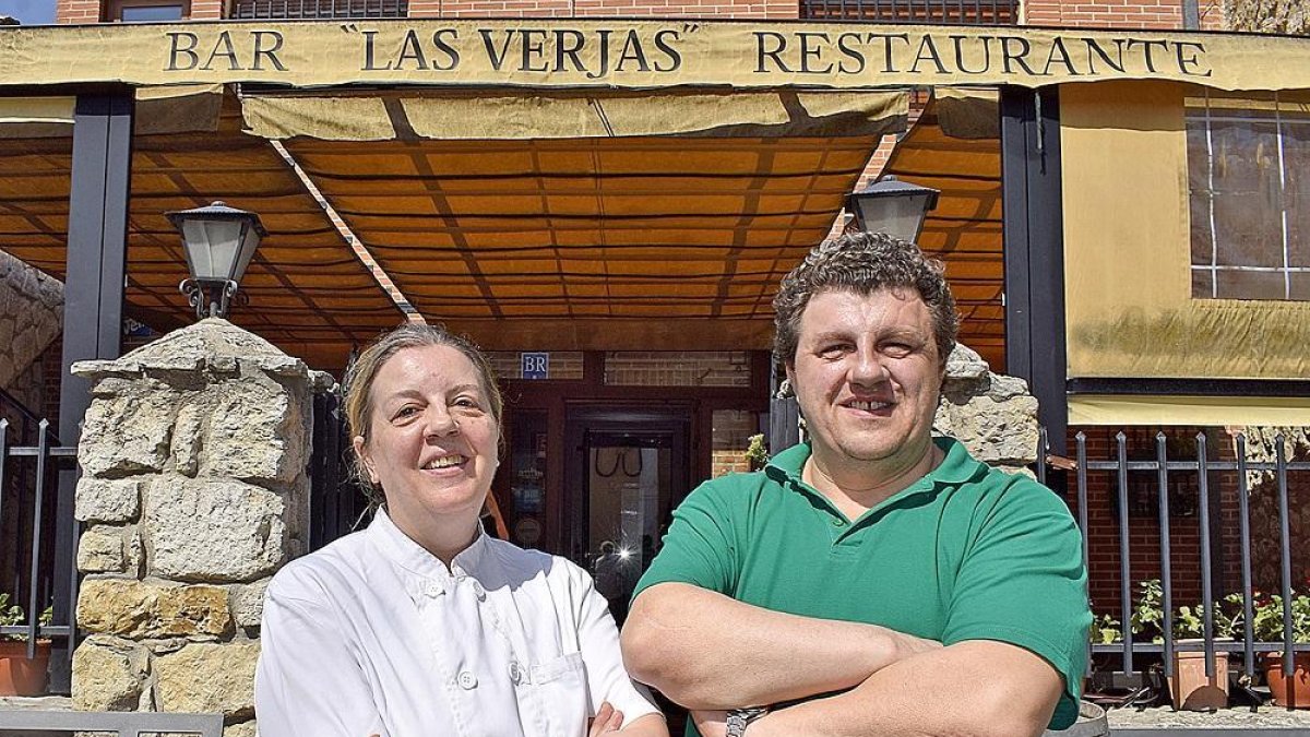 María Jesús y Miguel Ángel de Diego, frente a la puerta del restaurante Las Verjas.-