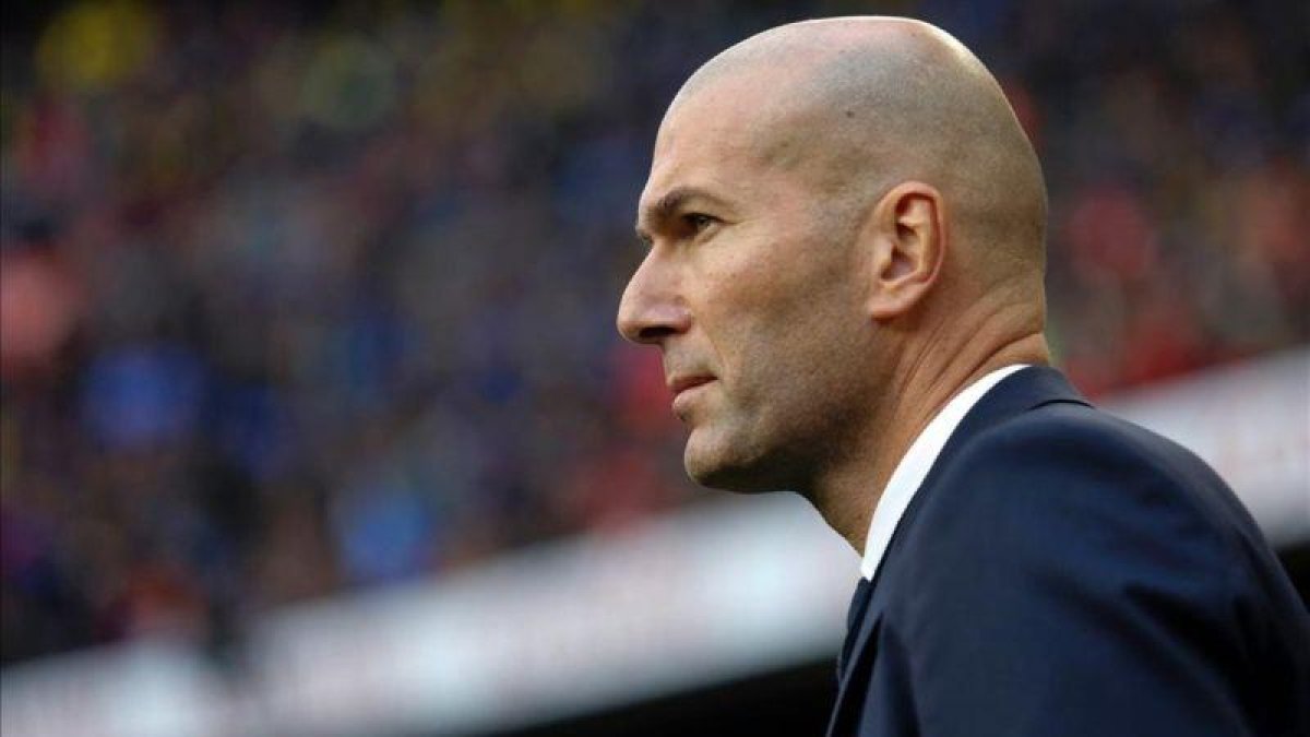 Zidane, durante el partido ante el Barcelona del pasado sábado en el Camp Nou.-AFP / PAU BARRENA