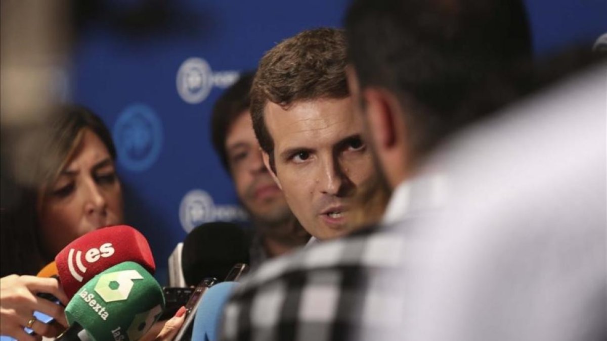 Pablo Casado, durante sus declaraciones en la sede del PP.-DAVID CASTRO