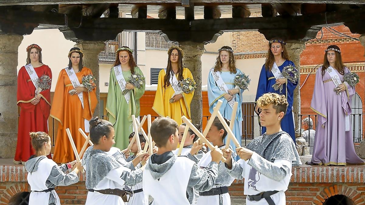 Aurora Martín, Paula Belloso, Carmen Sánchez, Aida Cordero, Lucía Ballester, Valeria Conesa y Carla de la Torre, ayer, en el tradicional requerimiento.-J.M. LOSTAU