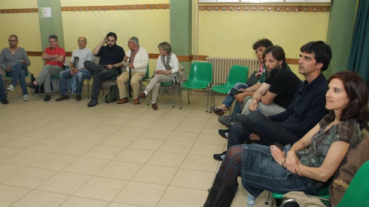 Integrantes de la coalición Ganemos Palencia celebran una asamblea para tratar su postura en la constitución del nuevo Ayuntamiento.-ICAL
