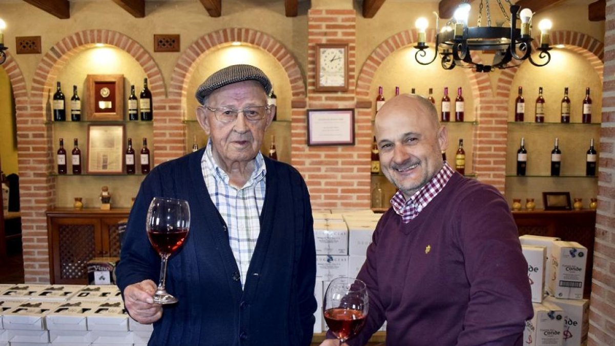 Deogracias González y su hijo Manuel, en la bodega de Mucientes, con una copa de su vino rosado.-ARGICOMUNICACIÓN