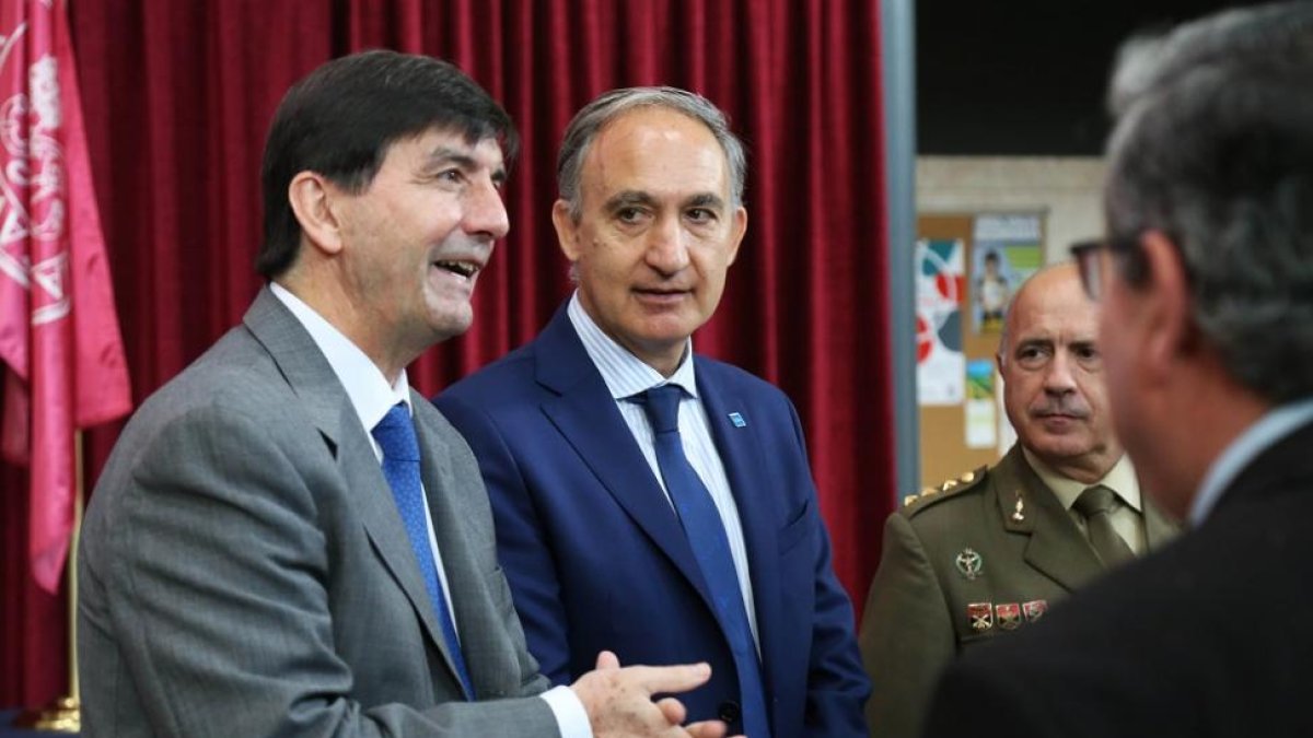 Agustín García Matilla, nuevo vicerrector del campus de Segovia, junto a Antonio Largo.-J.M. LOSTAU