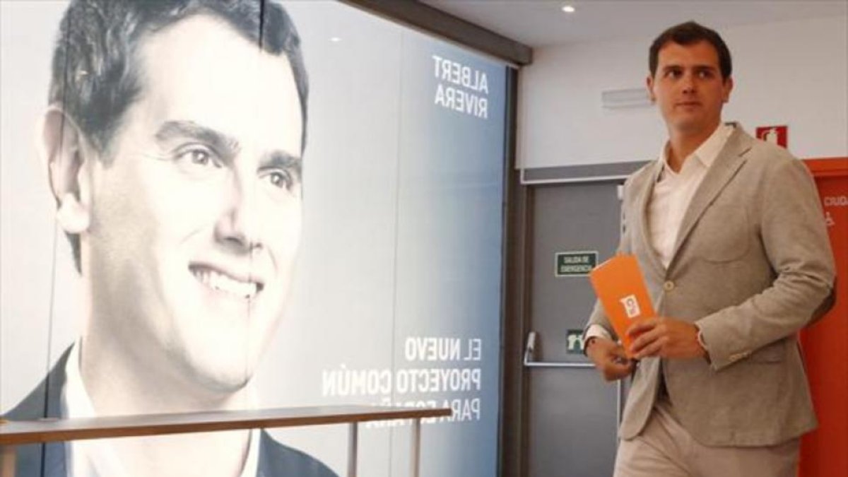 El líder de Ciudadanos, Albert Rivera, el martes, en Madrid, durante la presentación de la memoria económica y el programa electoral.-AGUSTÍN CATALÁN
