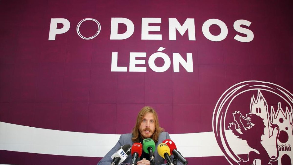 El portavoz de Podemos en las Cortes y secretario general de Podemos, Pablo Fernández, analiza las problemáticas que afectan a la provincia de León.-ICAL