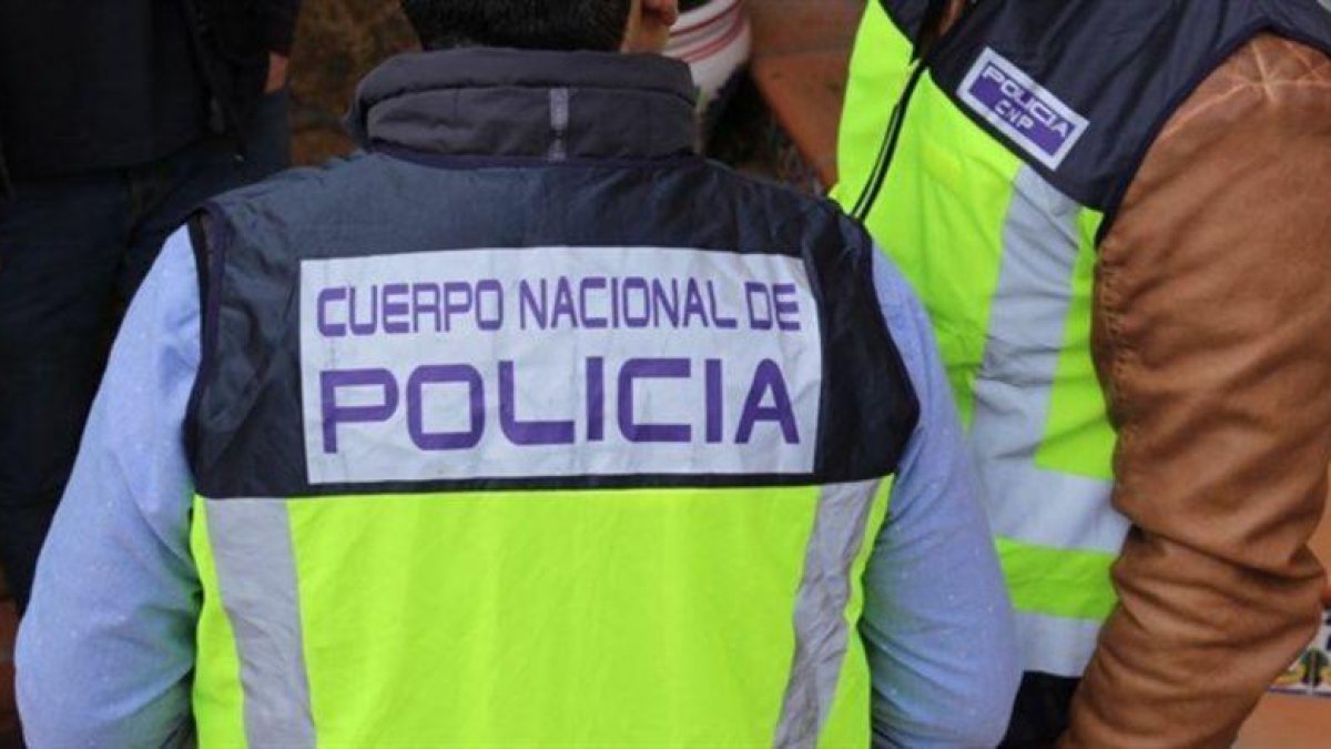 Agentes de la Policía Nacional.-