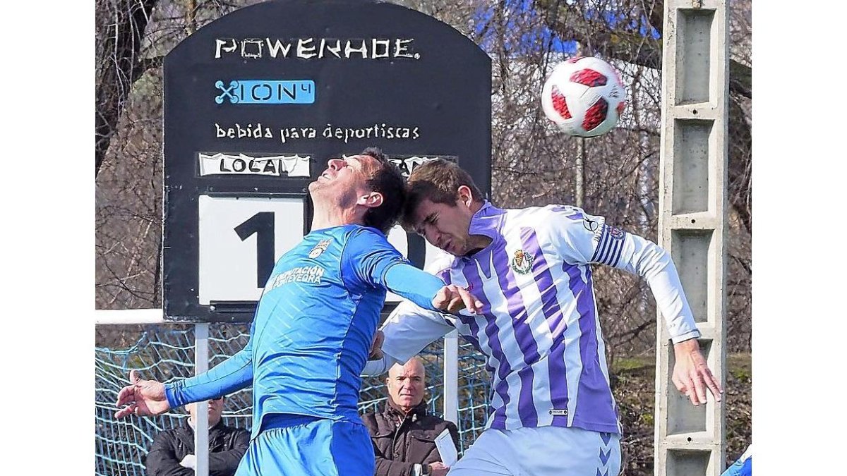 Mario y Arruabarrena luchan por un balón aéreo ante la mirada de Miguel Rivera.-MIGUEL ANGEL SANTOS / PHOTOGENIC
