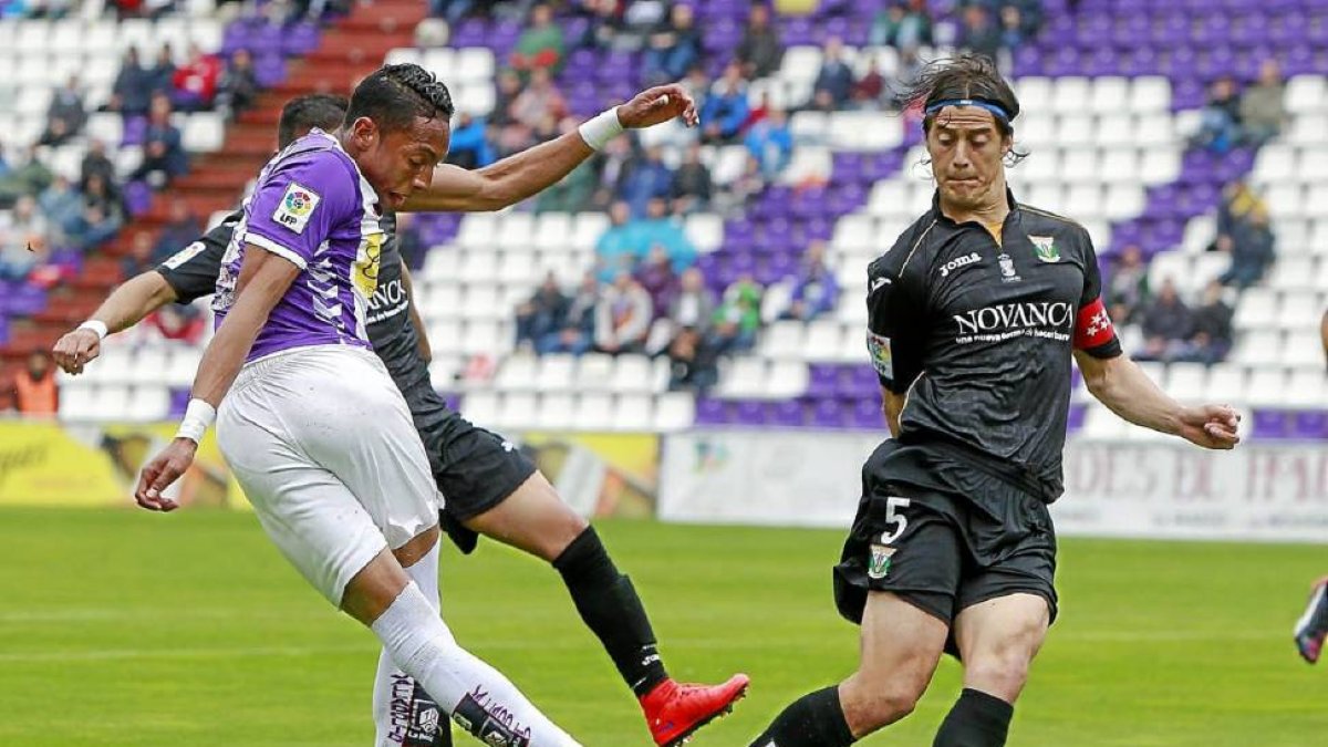 Rabona de Mojica ante la presencia del central Mantovani en el partido disputado en Zorrilla-J. M. Lostau