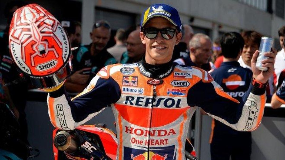 Marc Márquez (Honda) celebra, hoy, en Motorland su ’pole’ en el gran premio de MotoGP.-AFP / JOSÉ JORDAN