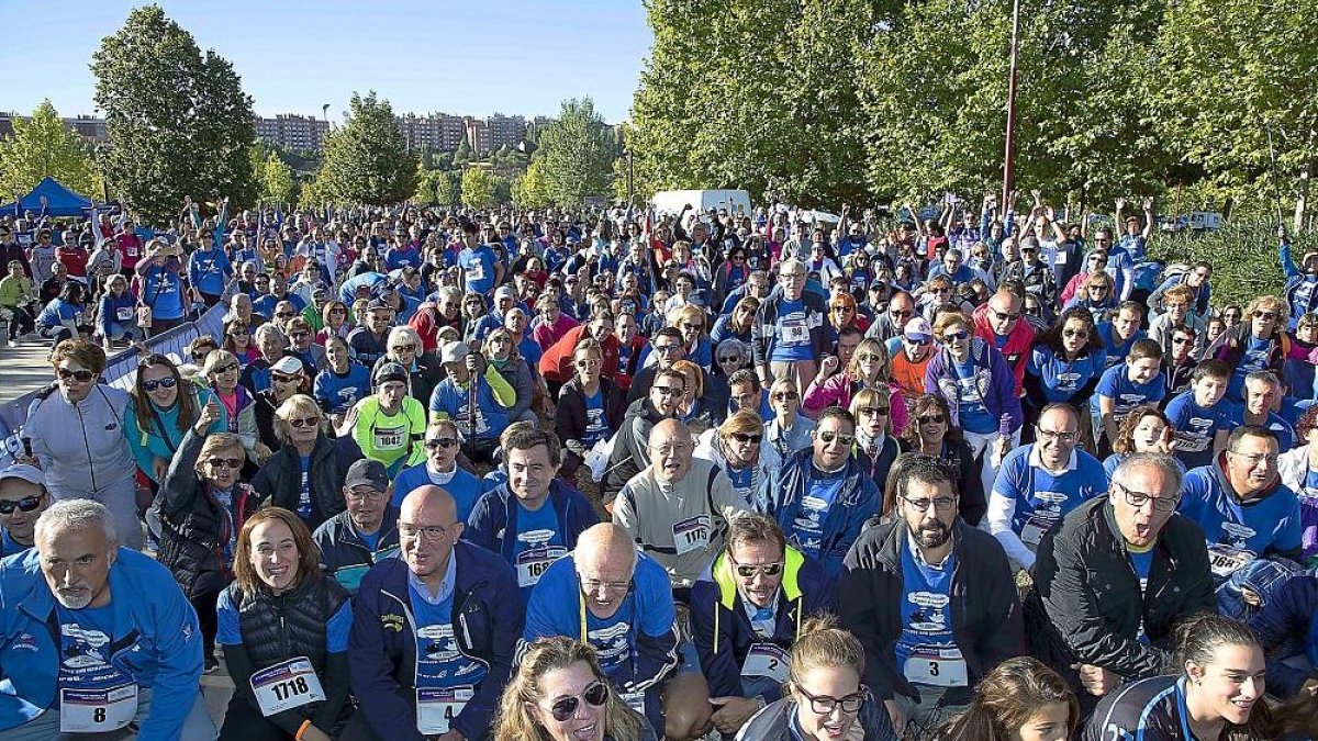 Los participantes en la ‘Caminata contra el hambre’ posan antes de tomar la salida.-AYUNTAMIENTO DE VALLADOLID