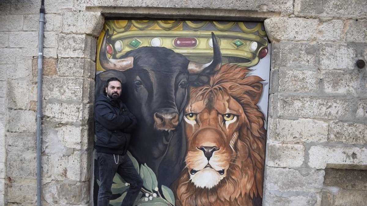 Carlos Adeva, frente a uno de sus murales.-ARGICOMUNICACIÓN