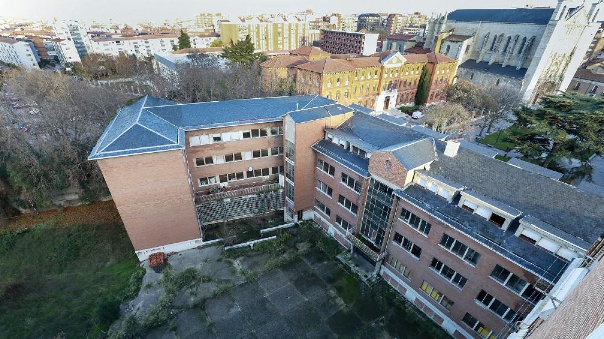 Vista aérea del antiguo colegio El Salvador con el patio interior  el aparcamiento del viejo Río Hortega al fondo, terrenos para el futuro Campus Judicial.-J.M. LOSTAU
