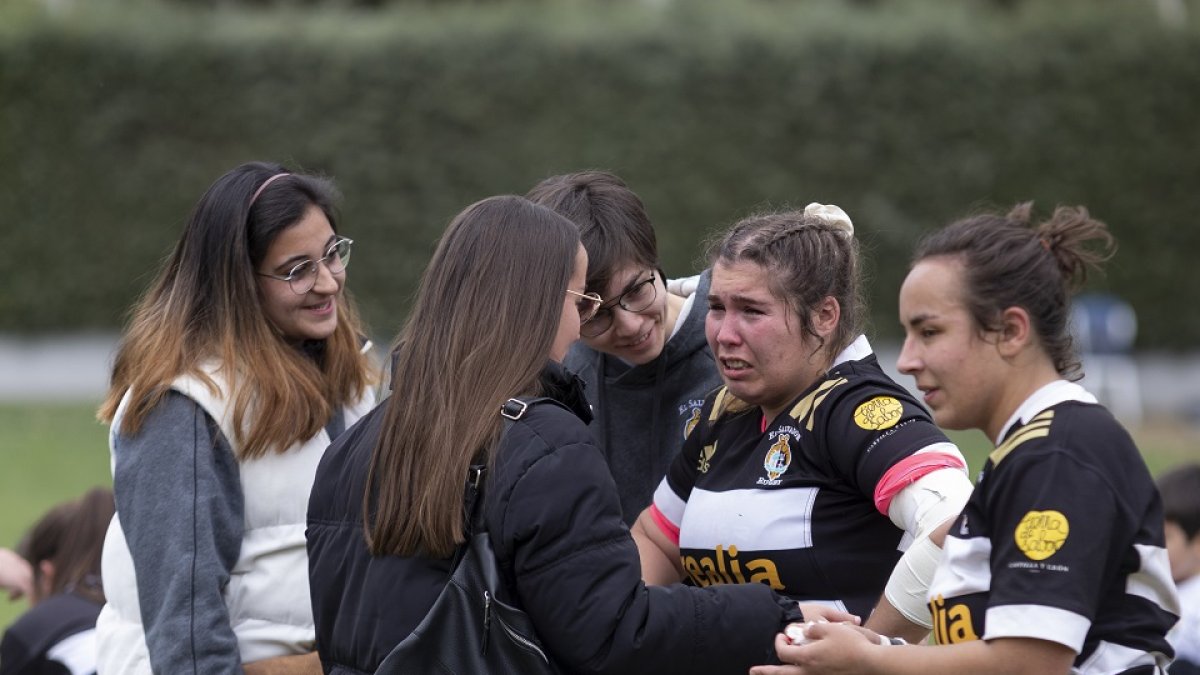 Jugadoras del Crealia El Salvador desconsoladas tras el encuentro frente a Les Abelles. / I. TOMÉ