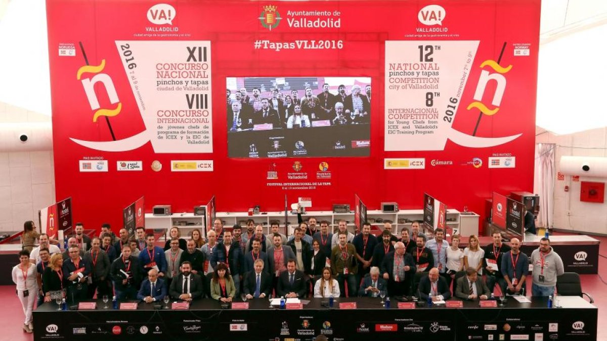 Foto de grupo de los participantes en el XII Concurso Nacional de Pinchos y Tapas Ciudad de Valladolid-ICAL