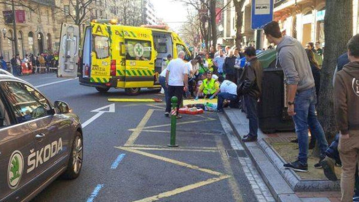 El ciclista Sergio Padilla es atendido por el servicio médico tras caer en la Gran Via de Bilbao por unos bolardos mal señalizados.-Foto: FACEBOOK / MOTOENLACES C CICLISTA