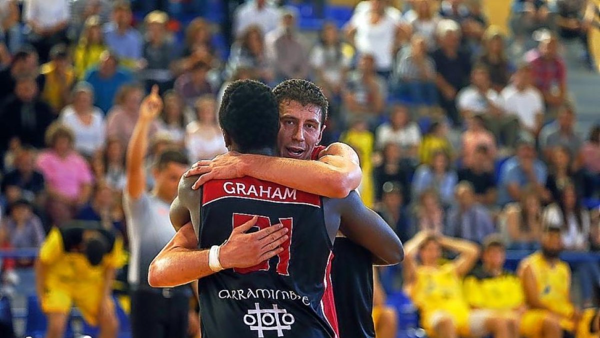 Sergio de la Fuente y Graham-Bell se abrazan ras salir airosos de su último partido en Cambados.-PHOTO-DEPORTE