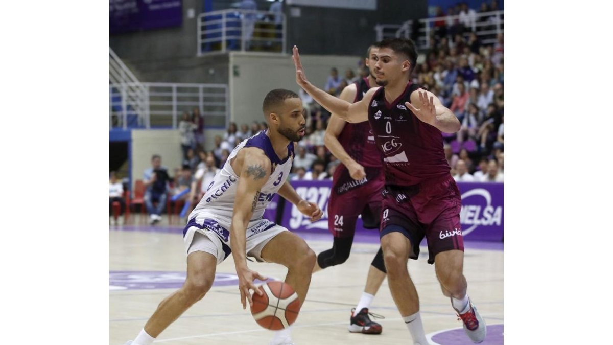 Mike Torres, en una acción del segundo partido de los playoffs ante Lleida. / PHOTOGENIC