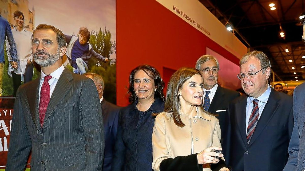 Los reyes, acompañados por la consejera de Cultura y Turismo y los alcaldes de Ávila y de León.-RAQUEL P. VIECO