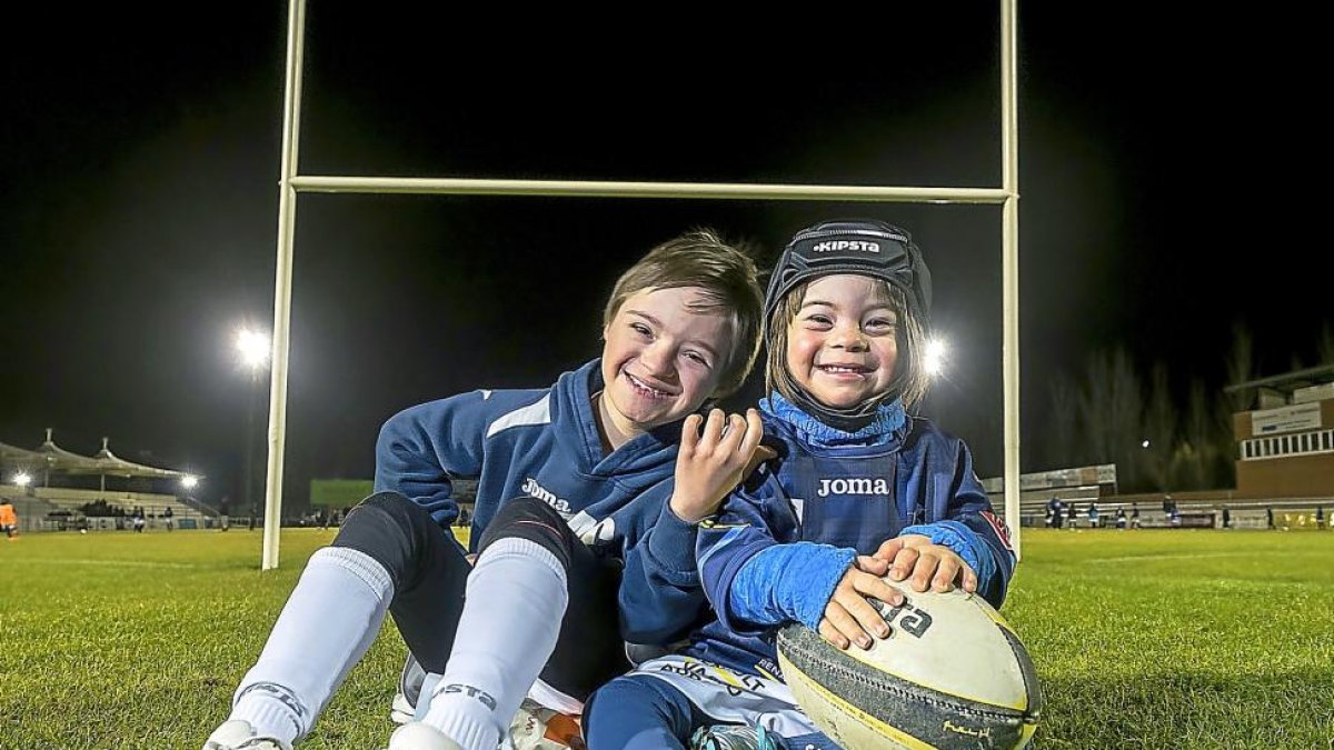 Íñigo López (9 años) y Erix Soto (4 años), jugadores del VRAC, posan sonrientes en los campos de Pepe Rojo.-PABLO REQUEJO