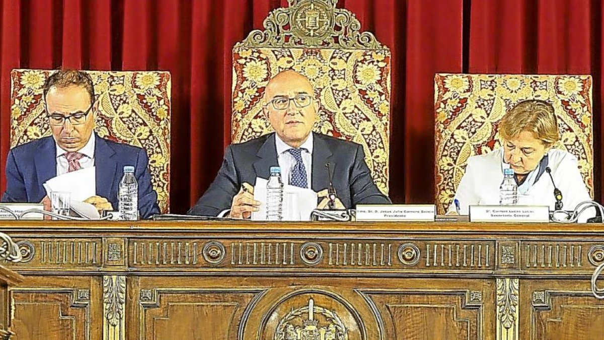 Víctor Alonso, Jesús Julio Carnero y Carmen Lucas, ayer durante el Pleno de la Institución provincial.-EL MUNDO