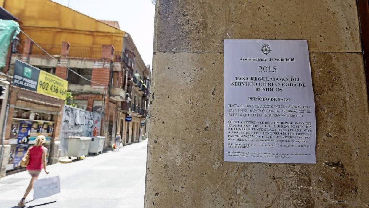 Uno de los anuncios informativos sobre el cobro de la tasa de basura puesto en uno de los portales de la calle Zúñiga.-Miguel Ángel Santos