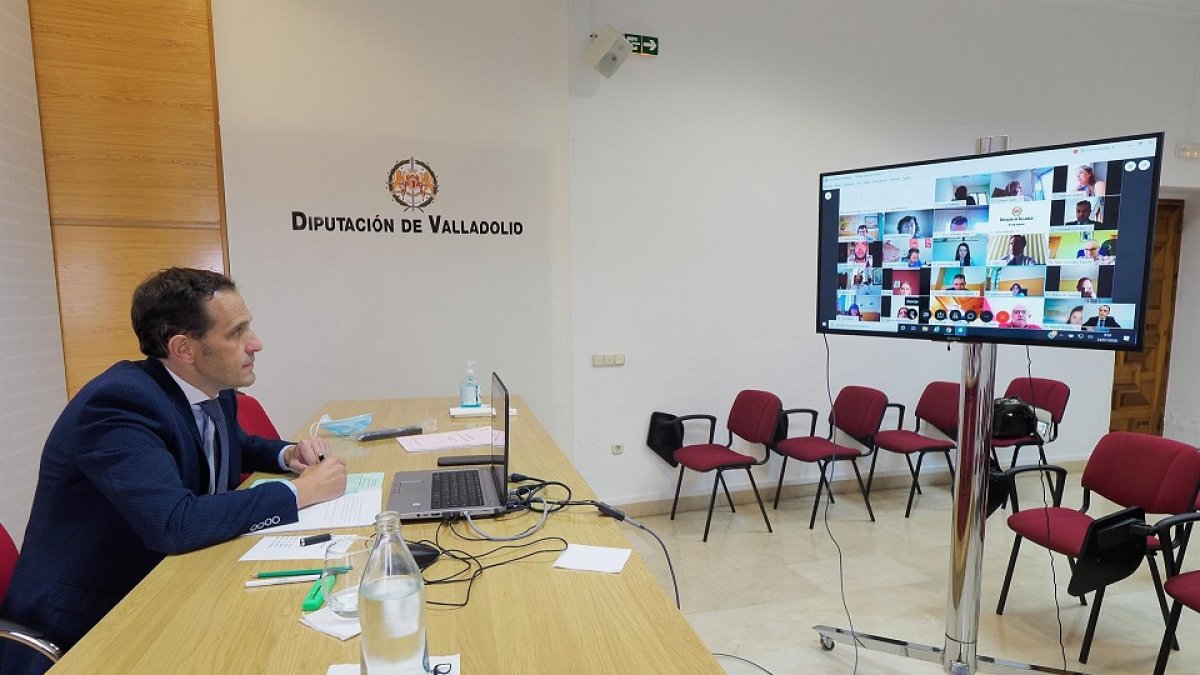 El presidente de la Diputación, Conrado Íscar, observa el monitor durante un Pleno telemático. EL MUNDO