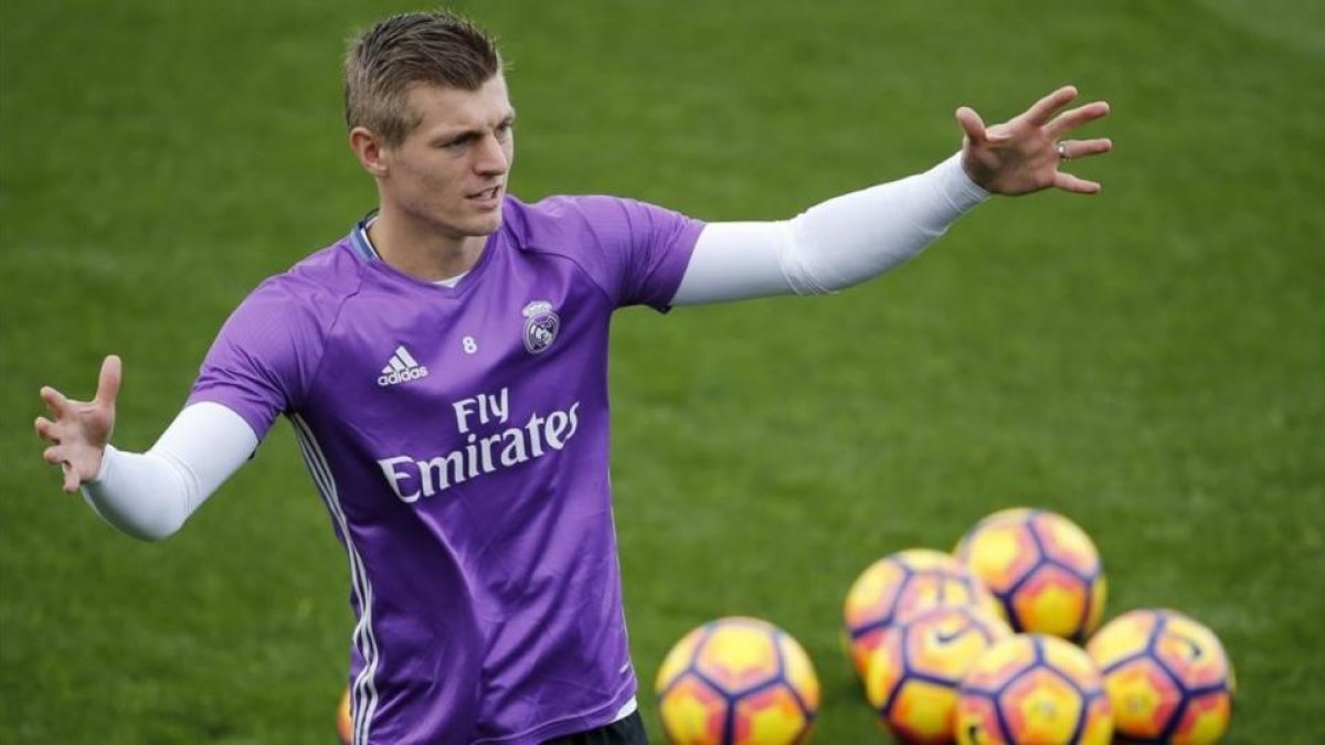 Toni Kroos en un entrenamiento del Madrid.-EFE / MARISCAL