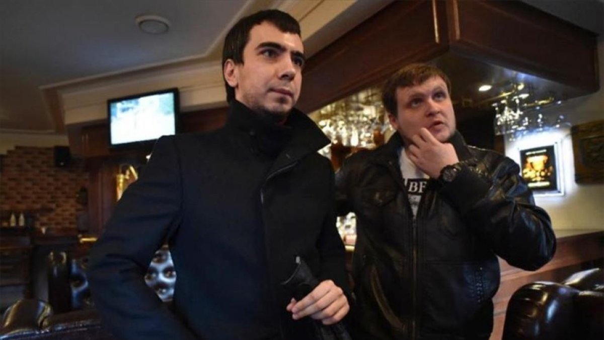Vladimir  Kuznetsov, a la izquierda, y Alexei Stolyarov, a la derecha, los dos humoristas rusos que gastaron una broma a la ministra De Cospedal.-AFP / YURI KADOBNOV
