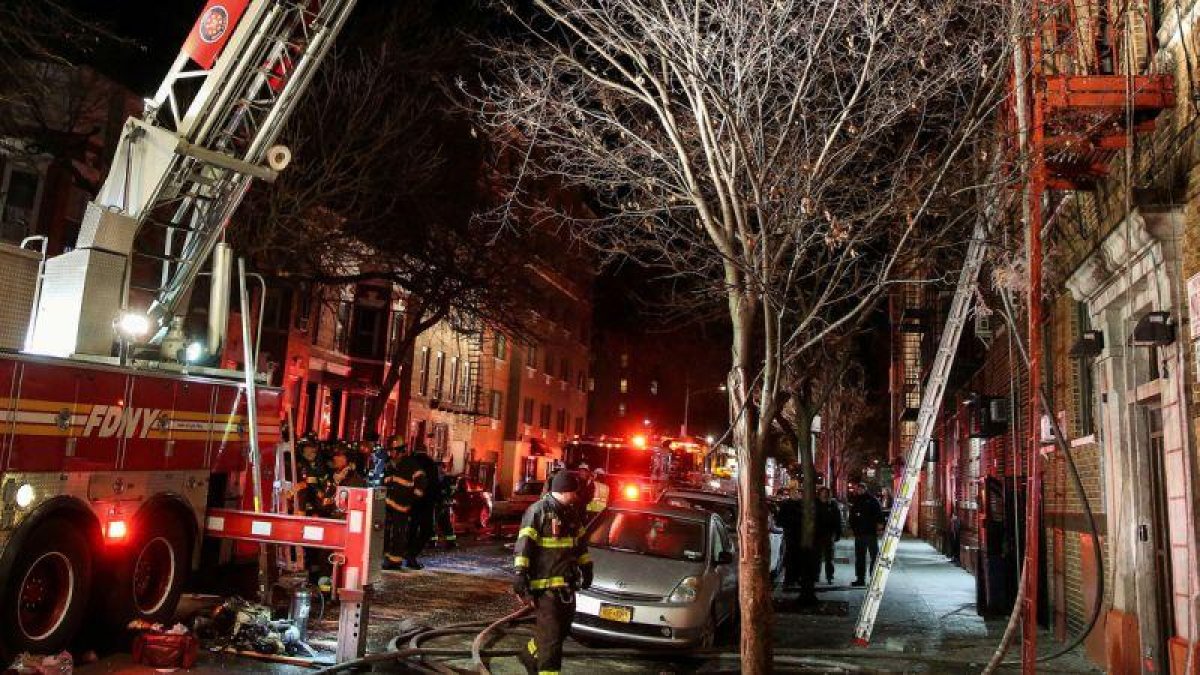 Bomberos trabajan en la extinción del peor incendio de Nueva York de los últimos 25 años, este viernes.-REUTERS / /AMR ALFIKY