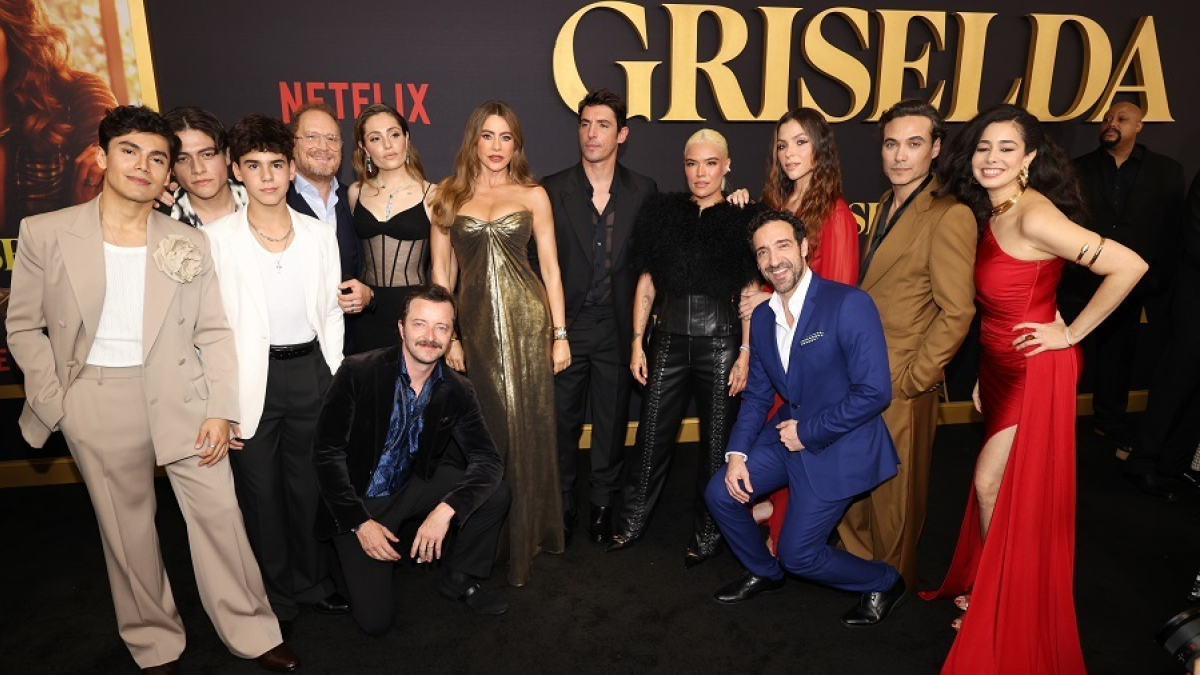 Alberto Mateo, de traje azul, en la premier de 'Griselda', en Miami