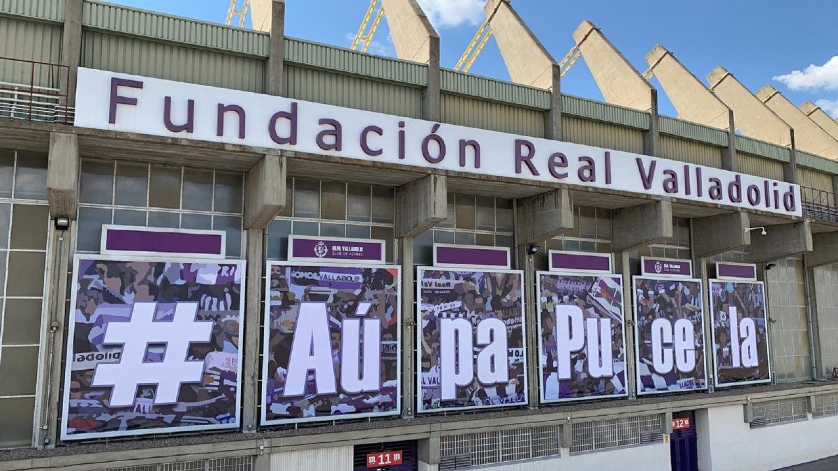 Fachada principal del estadio con el nuevo lema.-G. V.