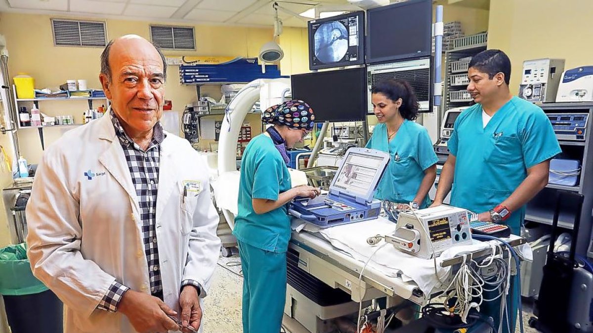 Jerónimo Rubio, en primer plano, en las instalaciones del Hospital Clínico Universitario de Valladolid.-J.M.LOSTAU