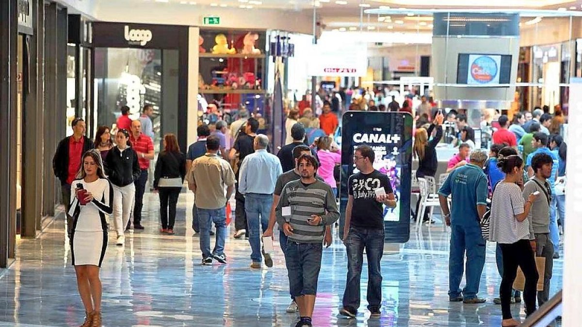Interior del centro comercial Río Shopping.-EL MUNDO