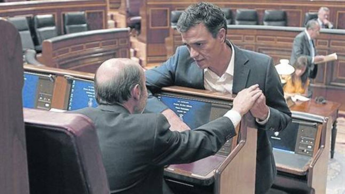 El exvicepresidente del Gobierno Alfredo Pérez Rubalcaba conversa con su sucesor como secretario general del PSOE, Pedro Sánchez, en el Congreso, en una foto de archivo.-JUAN MANUEL PRATS