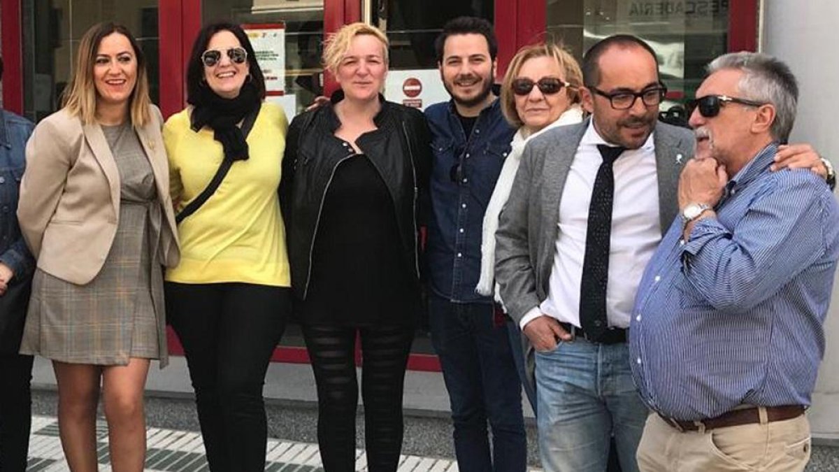 Eder García, en el centro con camisa oscura, junto a otros líderes socialistas como Luis Rey o Virgina Barcones.-HDS