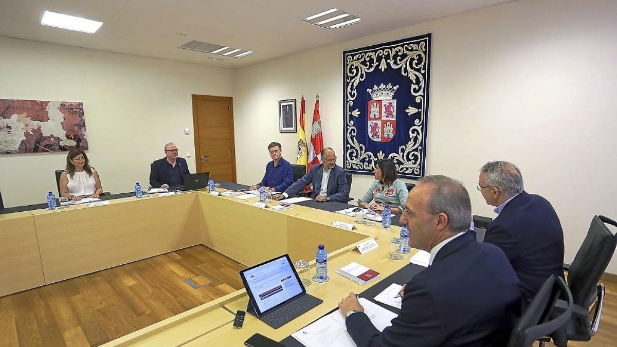La Mesa de las Cortes de Castilla y León se reunió ayer por primera vez en la X Legislatura .-ICAL