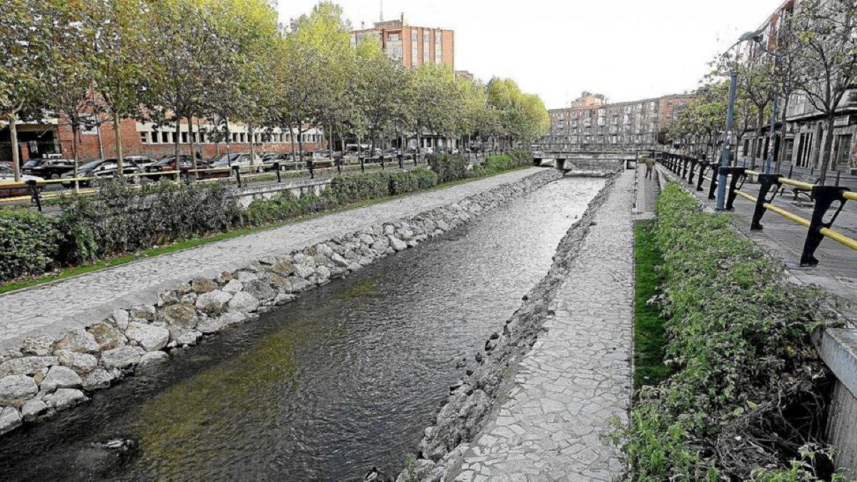 cauce del río Esgueva a su paso por la ciudad.-J. M. LOSTAU