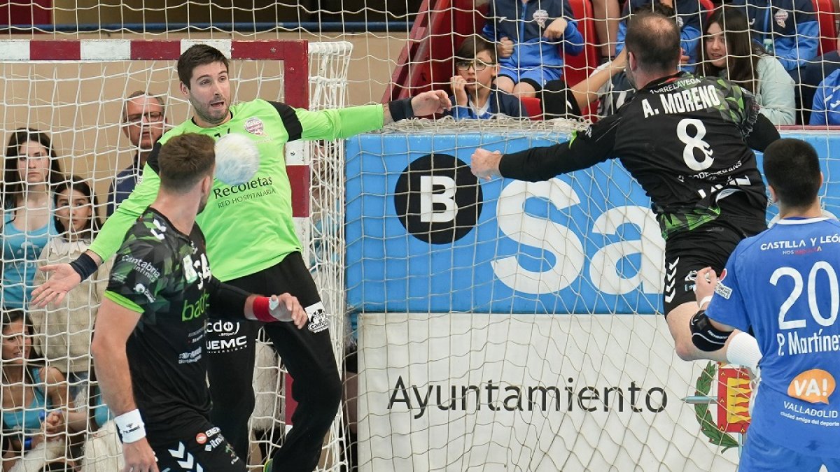 César Pérez (14 paradas) detiene un lanzamiento a Alfonso Moreno (Torrelavega). / J.M. LOSTAU