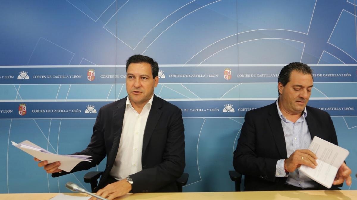 El portavoz del grupo Popular en las Cortes de Castilla y León, Raúl de la Hoz, valora el pacto fiscal de PSOE, Podemos, IU, UGT y CCOO junto a Salvador Cruz-MIRIAM CHACÓN / ICAL