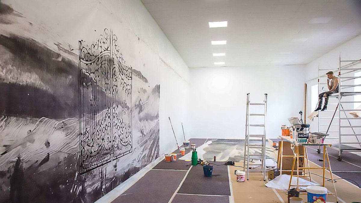 El artista vallisoletano Gonzalo Borondo trabajando sobre las pinturas murales que conformarán ‘Insurrecta’, el proyecto conmemorativo de los 500 años del alzamiento comunero en Segovia, que el creador levantará sobre vallas publicitarias en 17 localizaciones de la ciudad e inaugurará el 29 de junio. ACCIÓN CULTURAL ESPAÑOLA