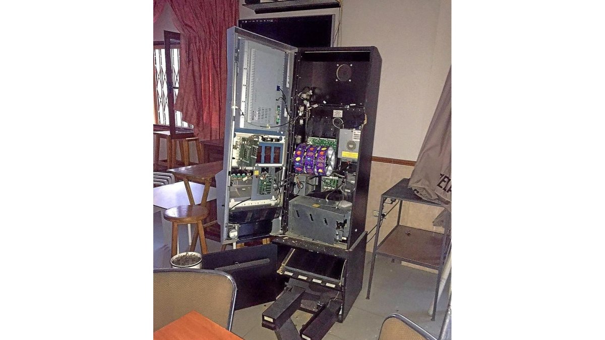 Estado en el que quedó la máquina tragaperras del bar de Villanubla.-E.M.