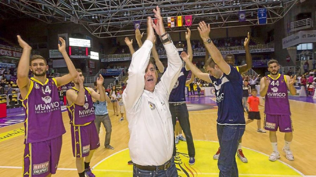 Porfi y los jugadores aplauden a los aficionados al término del partido disputado en Pisuerga-Pablo Requejo