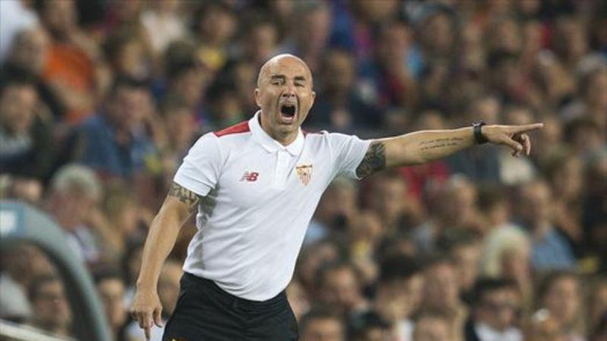 Jorge Sampaoli da instrucciones a sus jugadores.-