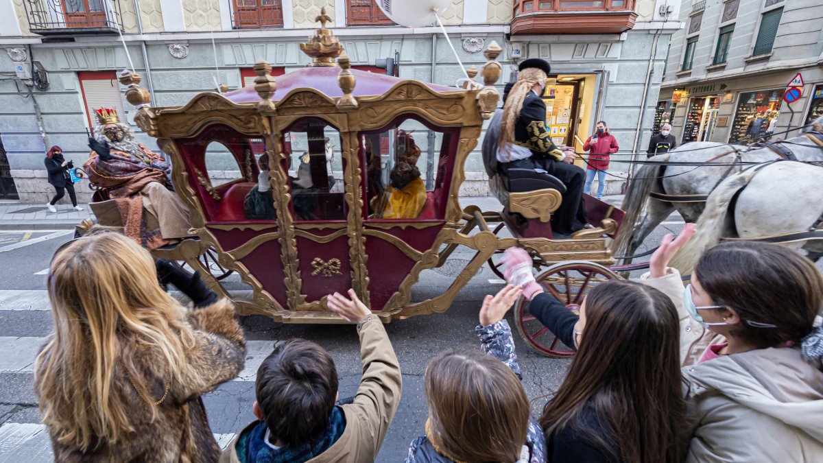 Un grupo de niños saluda a los Reyes Magos, en un momento de su paseo por Valladolid. PABLO REQUEJO / PHOTOGENIC