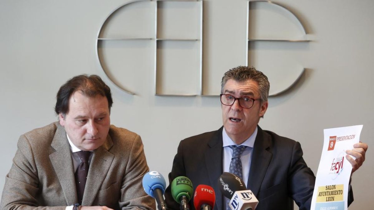 El presidente de la Fele, Javier Cepedano (D), y el presidente de la Asociación Provincial de Agencias de Viaje, Jerónimo Fernández (I), presentan el programa Viaja Facyl-Club 50 del año 2016-ICAL